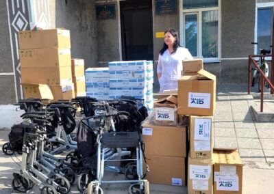Delivering-Donations-to-Ukrainian-Hospital-400x284