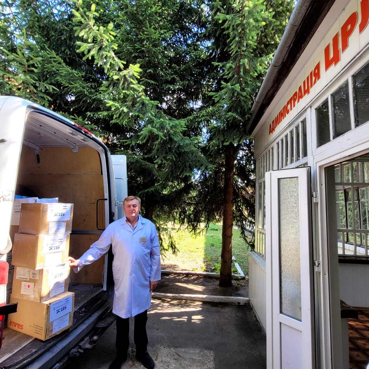 Delivering-medicines-to-Ukrainian-clinic